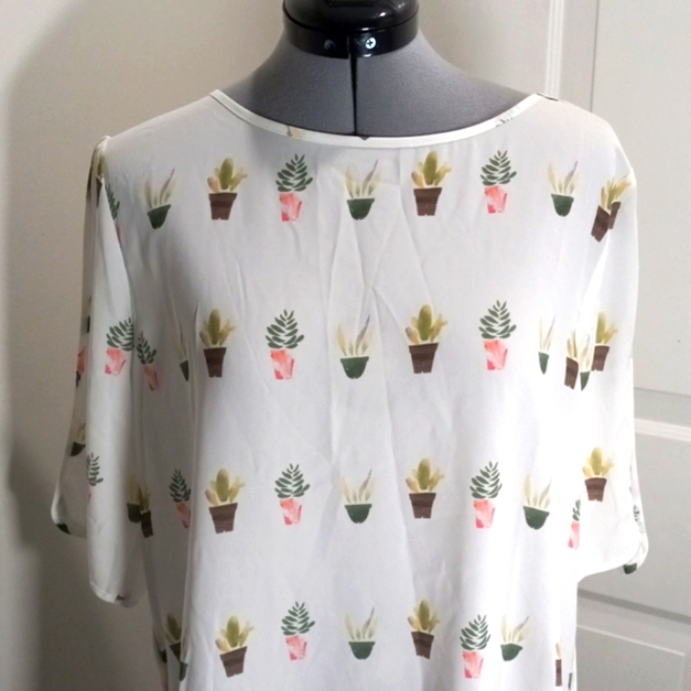 J*all Sz Med White Tunic with Potted Plants